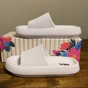 New without box Mia brand white sandals size 7